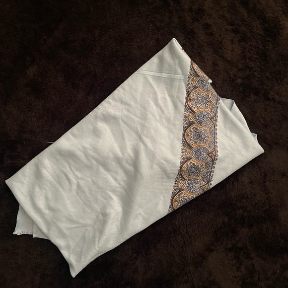 Elegant Keffiyah with Paisley Border - Picture 1 of 1